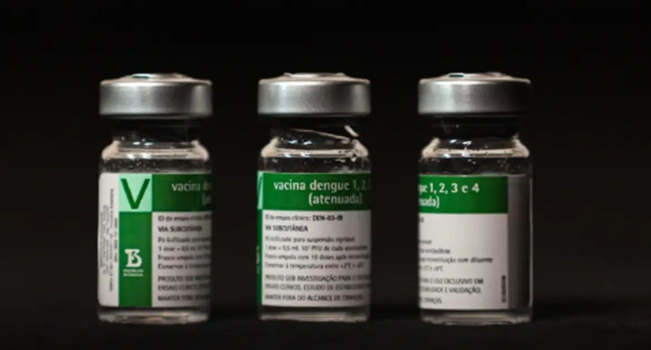 Profissional do SUS aplica vacina da dengue em unidade de saúde Profissional do SUS aplica vacina da dengue em unidade de saúde