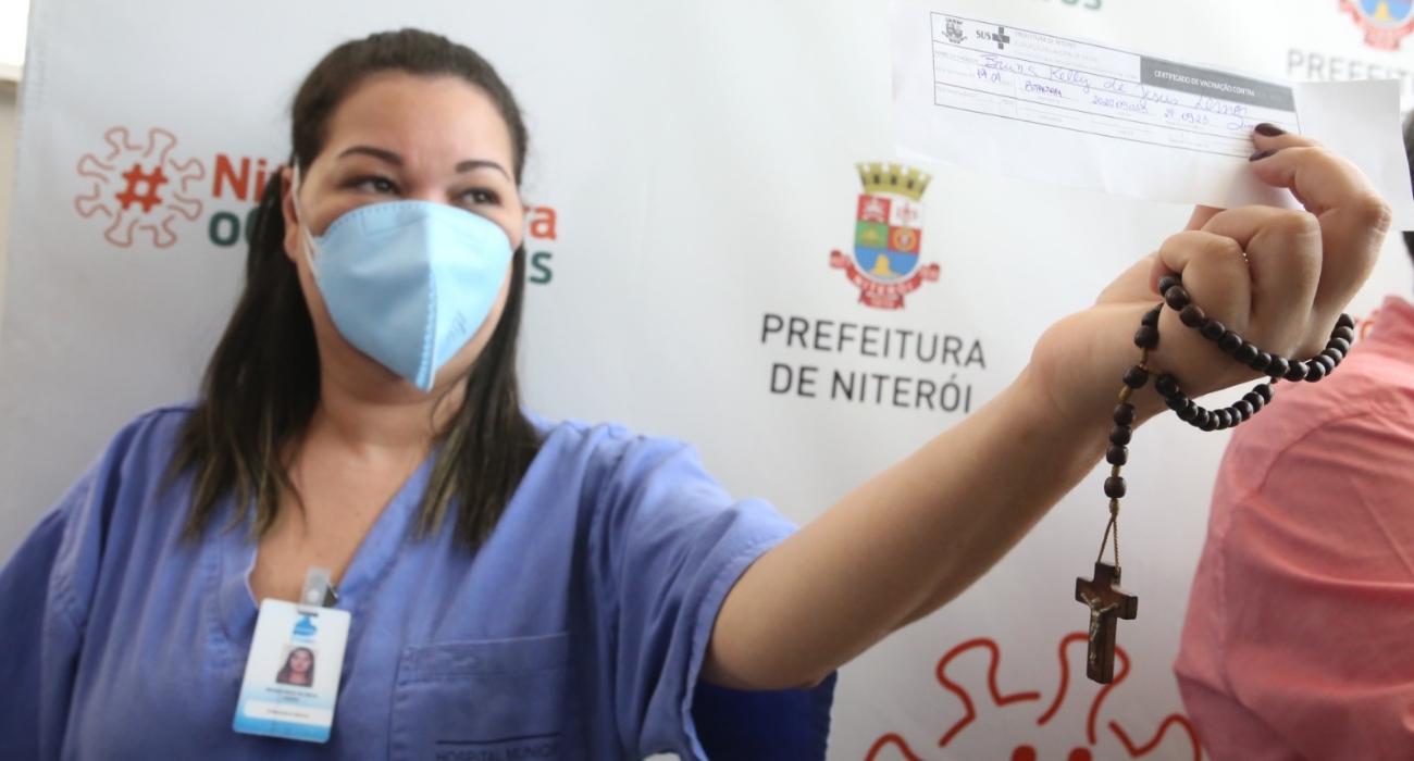 Enfermeira 5 anos após receber a primeira dose da vacina contra a Covid-19 em Niterói