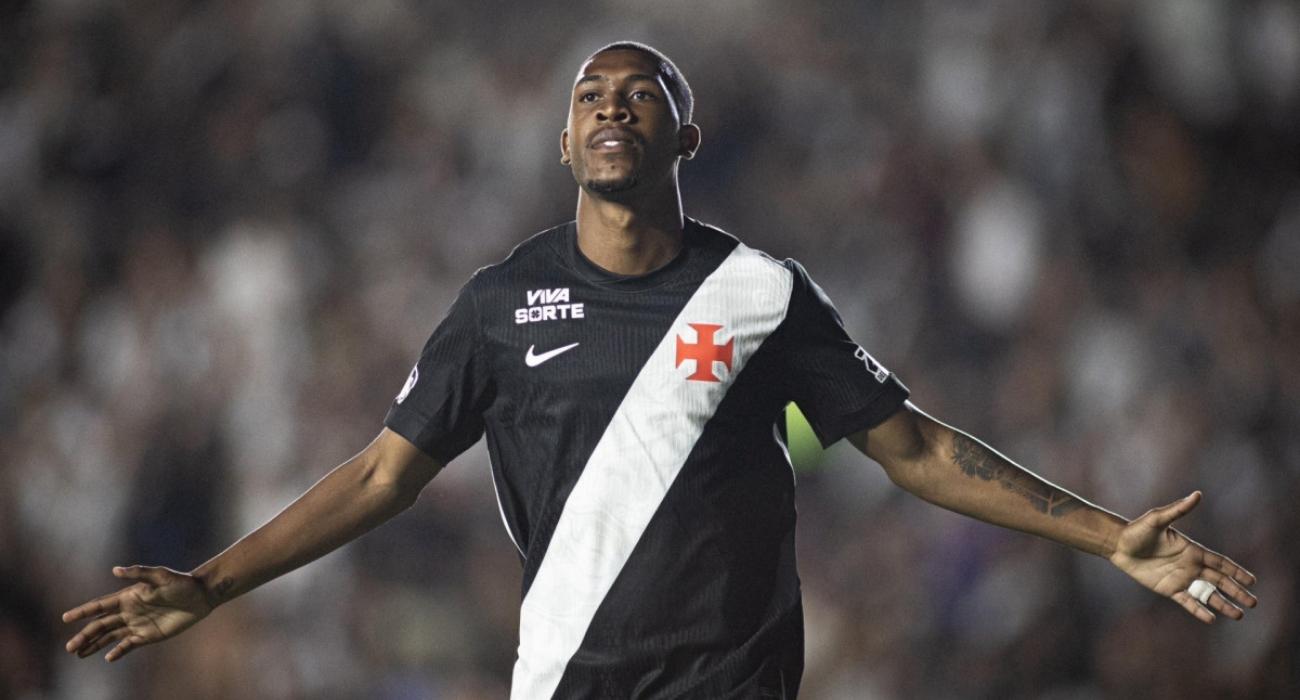 Jogadores do Vasco comemoram gol na estreia do Carioca 2026 em São Januário