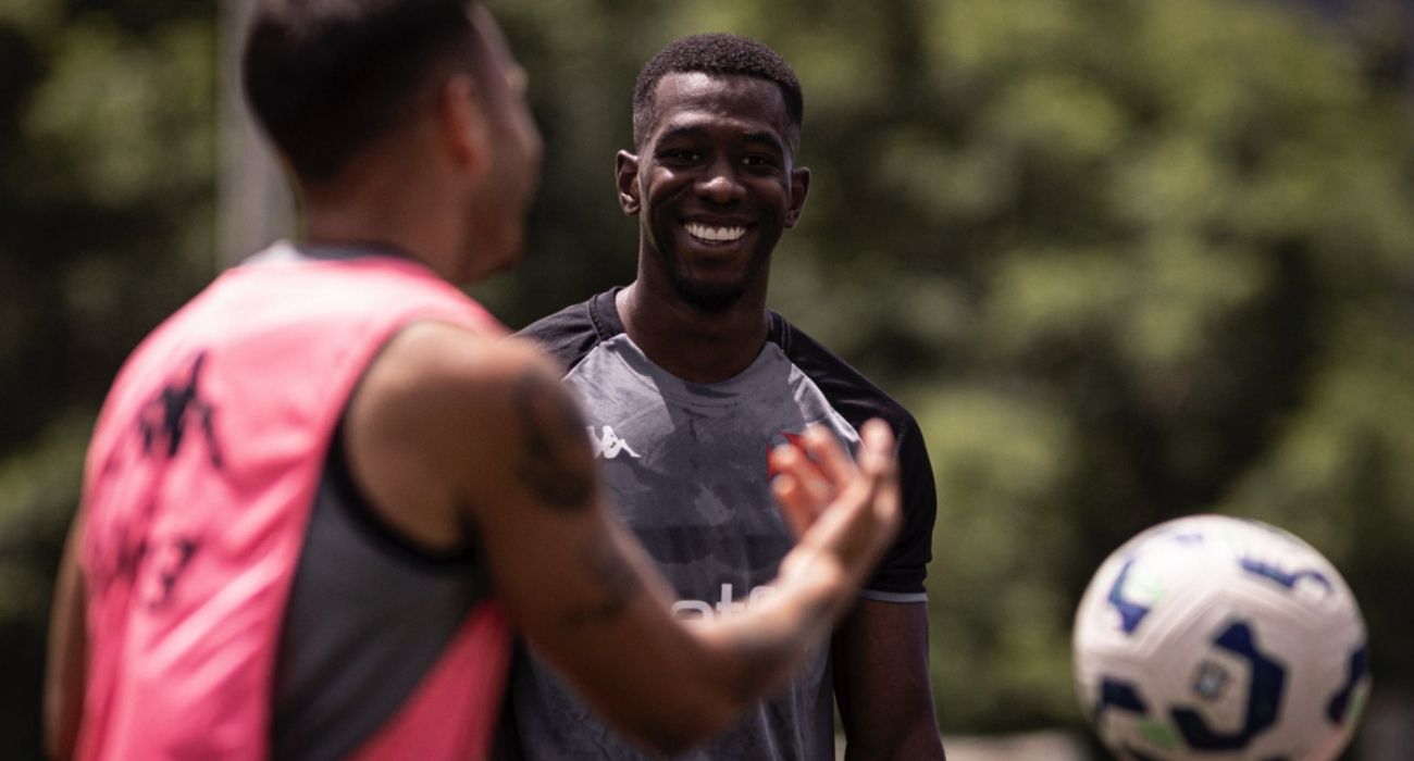 Carlos Cuesta em ação pelo Vasco durante partida do Brasileirão