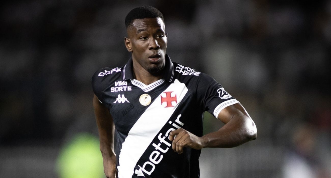 Carlos Cuesta em ação pelo Vasco durante partida em São Januário