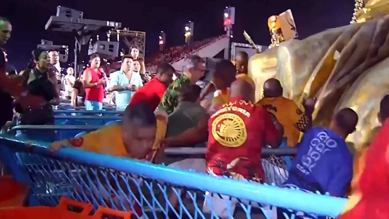 Urgente: Alegoria da União de Maricá atropela pessoas na dispersão e agremiação estoura tempo