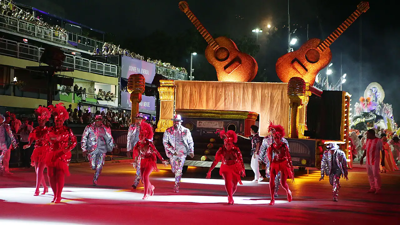 Comissão de Frente da Unidos de Bangu no Carnaval 2026, contanto a trajetória da sambista Leci Brandão