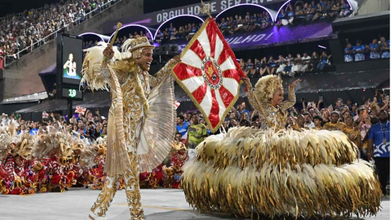 Saiba o horário e onde assistir na televisão o Desfile das Campeãs do Rio de Janeiro do Carnaval 2026, direto da Passarela do Samba, na Marquês de Sapucaí. 