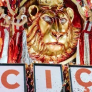 Carnaval 2026: Unidos do Viradouro realiza seu desfile nesta segunda-feira com o enredo "Pra Cima Ciça", com mestre e bateria sobre o sexto carro alegórico, repetindo feito histórico | Reprodução/Viradouro/Thais Brum Fotografia