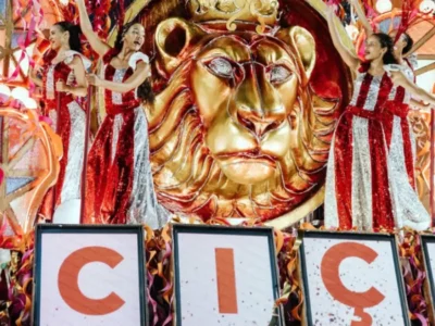 Carnaval 2026: Unidos do Viradouro realiza seu desfile nesta segunda-feira com o enredo "Pra Cima Ciça", com mestre e bateria sobre o sexto carro alegórico, repetindo feito histórico | Reprodução/Viradouro/Thais Brum Fotografia