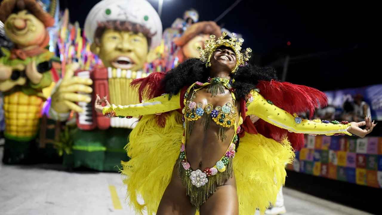 Carnaval 2026: Cubango faz desfile impecável na Série Prata com Musa em frente ao terceiro e último carro alegórico da agremiação na Intendente | Alexandre Loureiro/Riotur