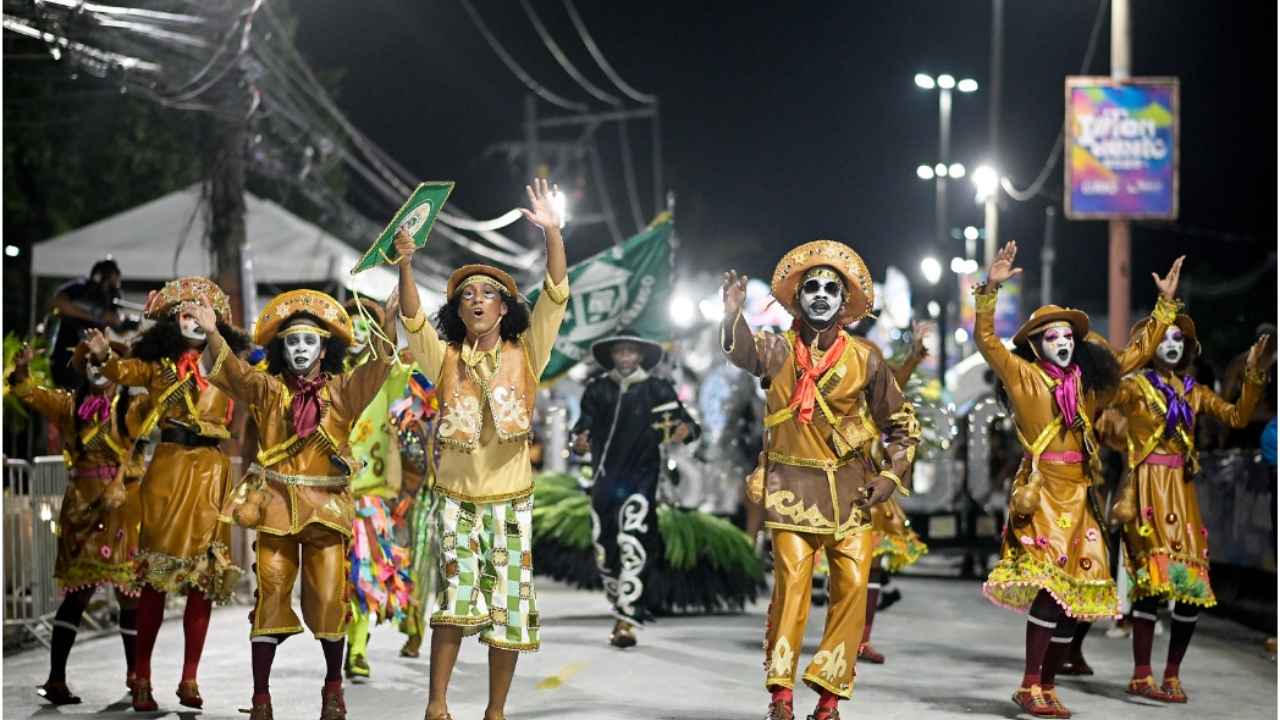 Comissão de Frente da Cubango, cujo desfile impecável reforça a luta vara deixar a a Série Prata e voltar à Marques de Sapucaí. Carnaval 2026: Cubango faz desfile impecável na Série Prata | Alexandre Loureiro/Riotur