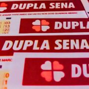 Veja o resultado do concurso 2922 da Dupla Sena e confira os números sorteados para saber se você acertou de 3 à 5 dezenas — pois esses cenários possuem rateio de premiação, já que a principal acumulou nesta sexta-feira, 06/02