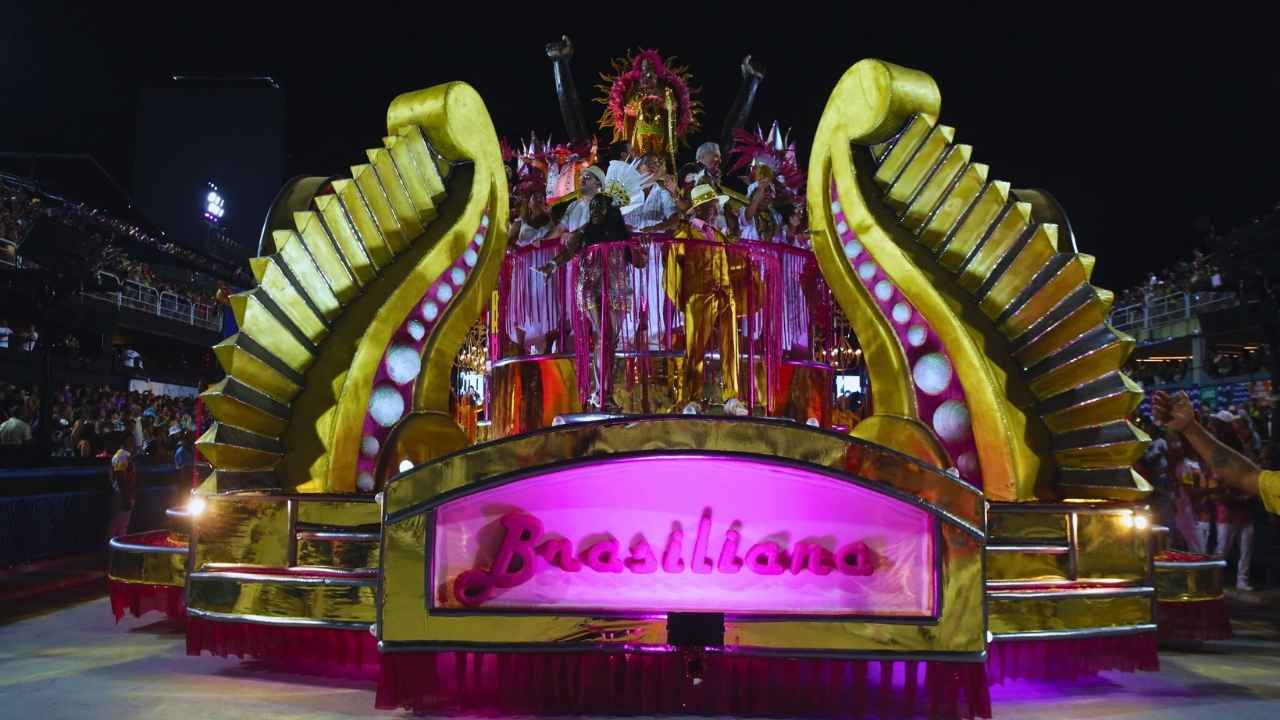 Carro alegórico da União do Parque Acari onde desfilaram os compositores Fred Camacho e Moacyr Luz | Tatá Barreto/Riotur