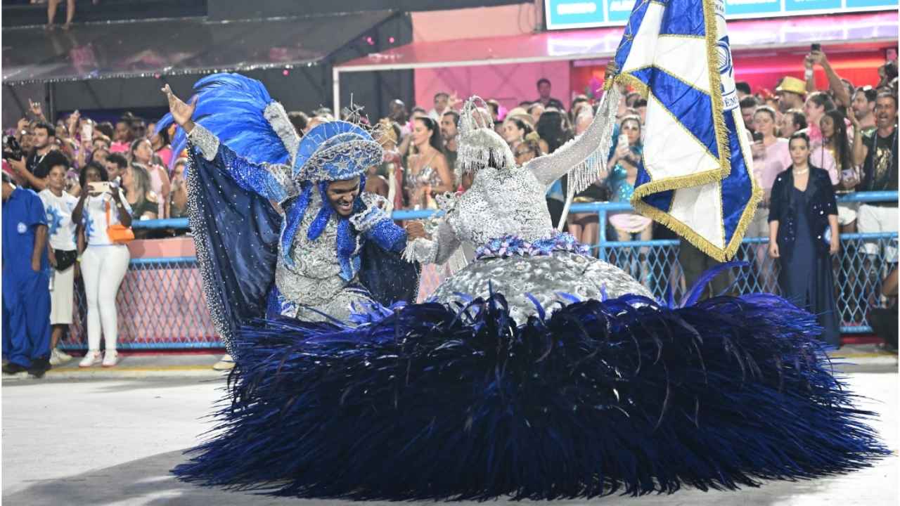 Emanuel Lima reverencia Thainara Matias durante exibição aos jurados | Alex Ferro/Riotur