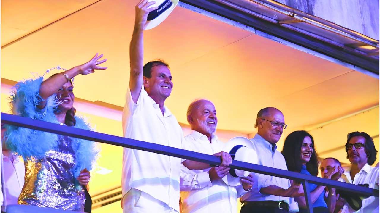 Em ambiente reservado, no Camarote da Prefeitura do Rio, assistiram ao desfile da Acadêmicos de Niterói a primeira Dama Janja da Silva; o prefeito do Rio, Eduardo Paes; o presidente Lula, e o vice-presidente Geraldo Alckmin | Jão Salles/Riotur