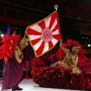CARNAVAL 2026: Casal de Mestre-Sala e Porta-Bandeira da Unidos de Bangu, agremiação da Zona Oeste do Rio. Apresentação emociona público com tributo à Leci Brandão, mas peca em cronometragem e estoura tempo de desfile na Sapucaí | Tatá Brandão/Riotur