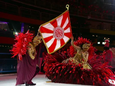 CARNAVAL 2026: Casal de Mestre-Sala e Porta-Bandeira da Unidos de Bangu, agremiação da Zona Oeste do Rio. Apresentação emociona público com tributo à Leci Brandão, mas peca em cronometragem e estoura tempo de desfile na Sapucaí | Tatá Brandão/Riotur