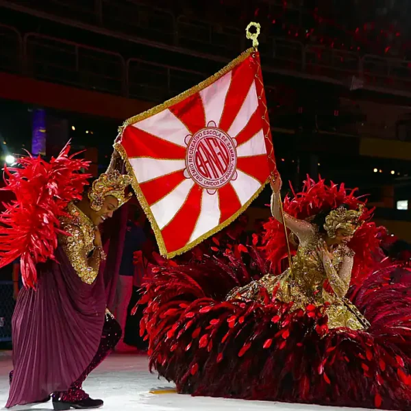 CARNAVAL 2026: Casal de Mestre-Sala e Porta-Bandeira da Unidos de Bangu, agremiação da Zona Oeste do Rio. Apresentação emociona público com tributo à Leci Brandão, mas peca em cronometragem e estoura tempo de desfile na Sapucaí | Tatá Brandão/Riotur