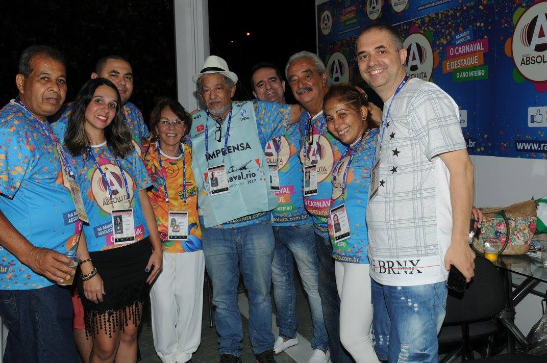 Paulo Freitas abraçado a Mário Dias, ambos personagens do enredo do Filhos da Pauta. Ainda na imagem, outros jornalistas como Simone Canuto (ao lado de Mário Dias), Marília Wolf (ao lado de Paulo Freitas), juntamente com André Freitas e Angélica Carvalho (diretores do Folha do Leste e da Brasil 21), além de Rogério Tadeu, Leco Estrada e Sérgio Pavão | Di Paola (in memorian)