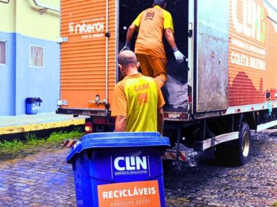 Caminhão da Companhia de Limpeza de Niterói, onde a sustentabilidade registrou importante aumento entre 2023 e 2025, realizando a coleta seletiva de materiais destinados à reciclagem em rua do município.