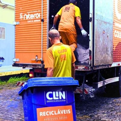 Caminhão da Companhia de Limpeza de Niterói, onde a sustentabilidade registrou importante aumento entre 2023 e 2025, realizando a coleta seletiva de materiais destinados à reciclagem em rua do município.