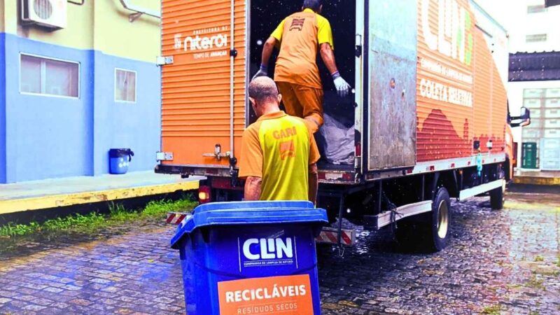 Caminhão da Companhia de Limpeza de Niterói, onde a sustentabilidade registrou importante aumento entre 2023 e 2025, realizando a coleta seletiva de materiais destinados à reciclagem em rua do município.