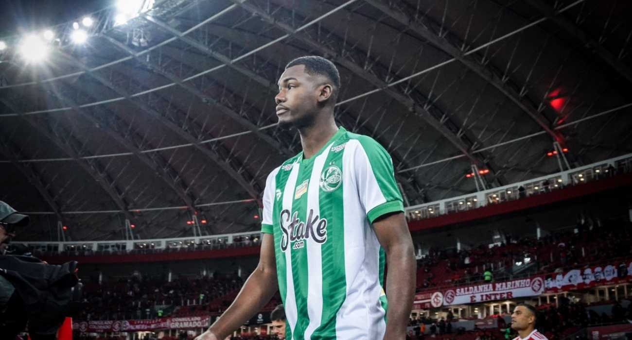 Zagueiro Abner em ação com a camisa do Juventude Zagueiro Abner em ação com a camisa do Juventude