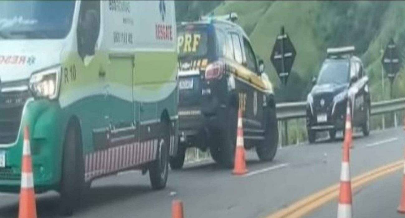 Caminhão após acidente na BR-116 em Leopoldina Caminhão após acidente na BR-116 em Leopoldina