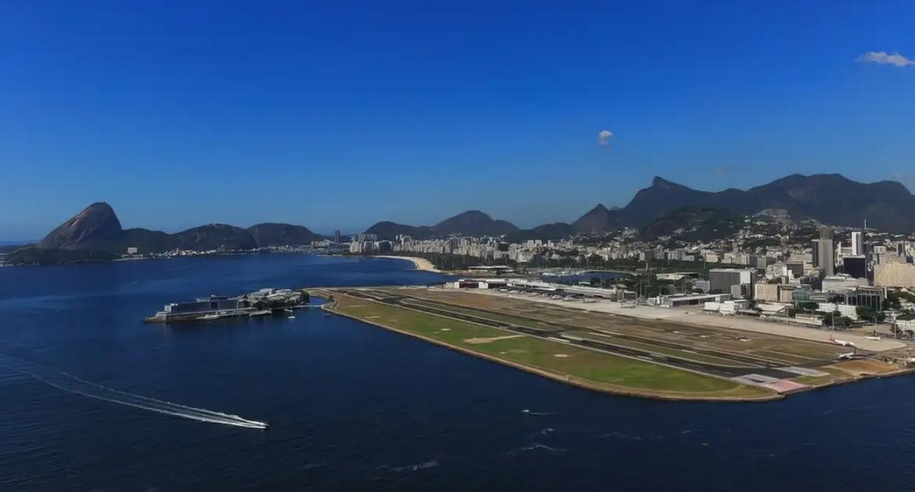 Aeroporto Santos Dumont visto do centro do Rio de Janeiro