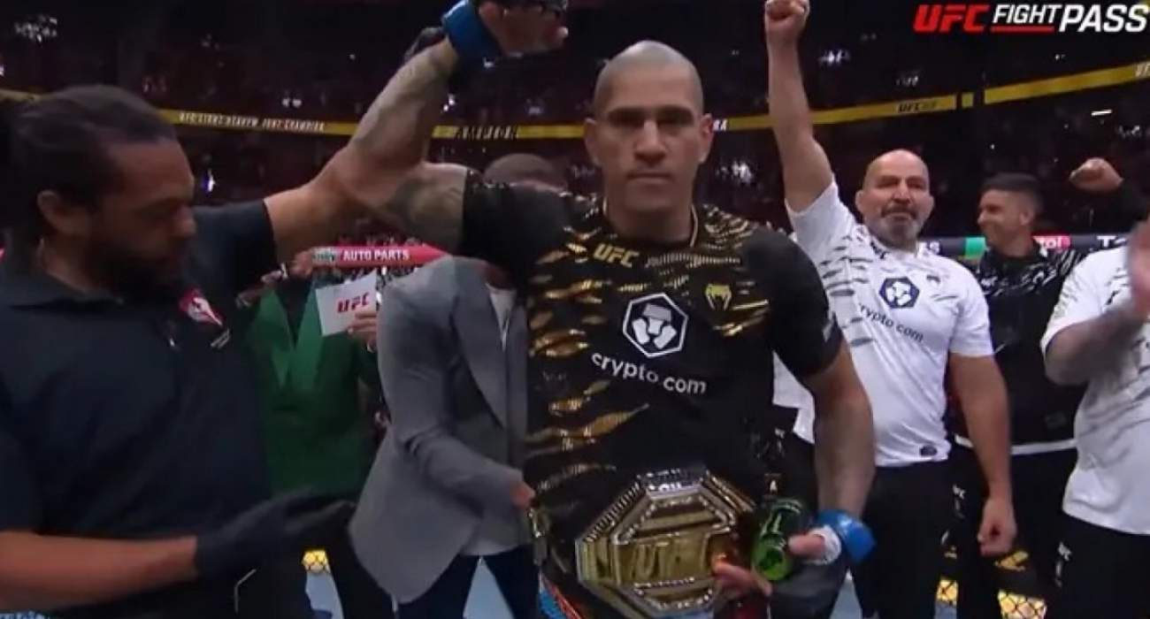 Alex Poatan com o cinturão dos meio-pesados do UFC