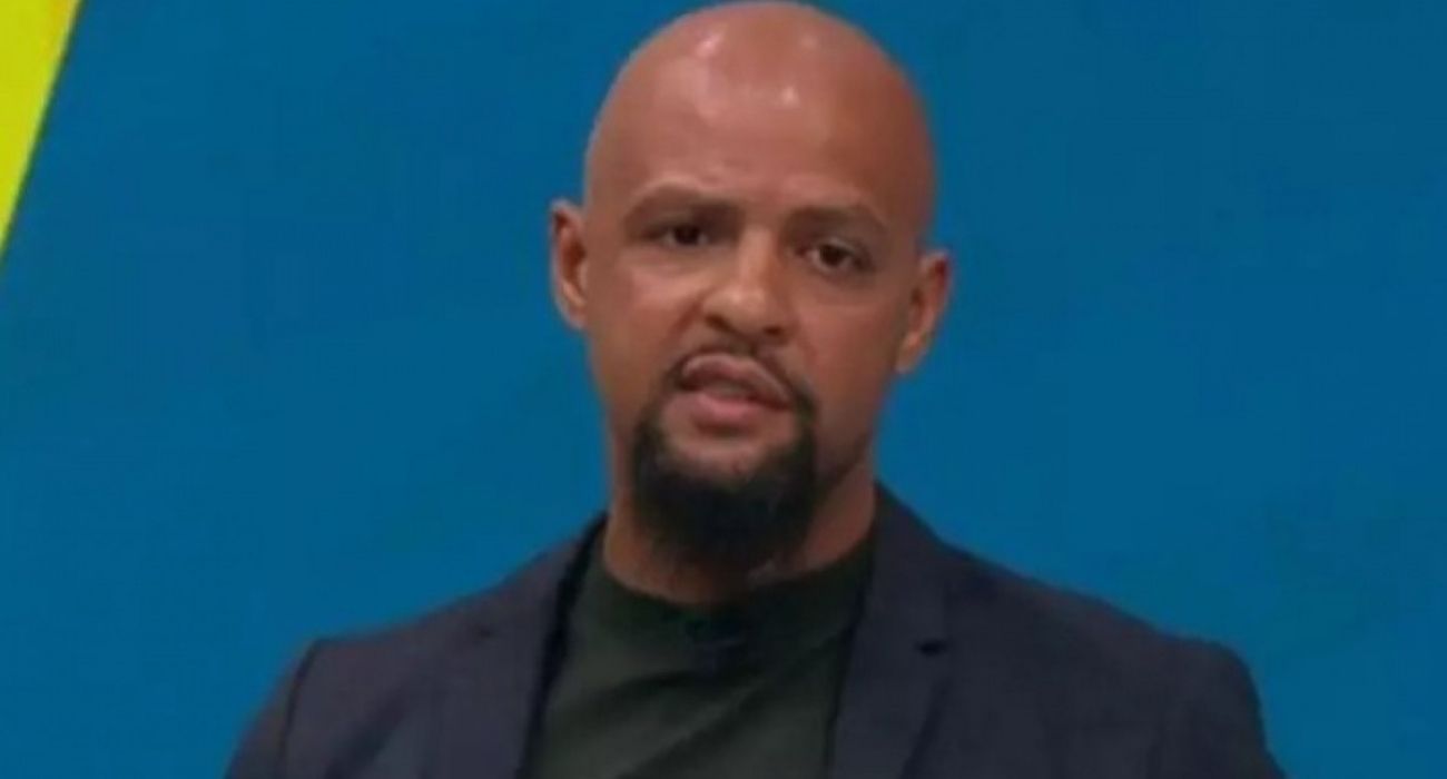 Alex Telles comemora gol pelo Botafogo no Nilton Santos