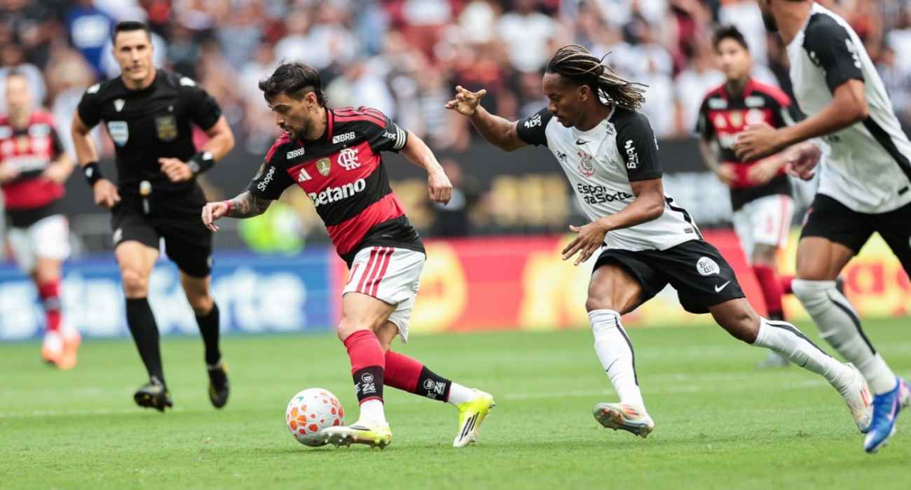 Arrascaeta em ação pelo Flamengo contra o Corinthians