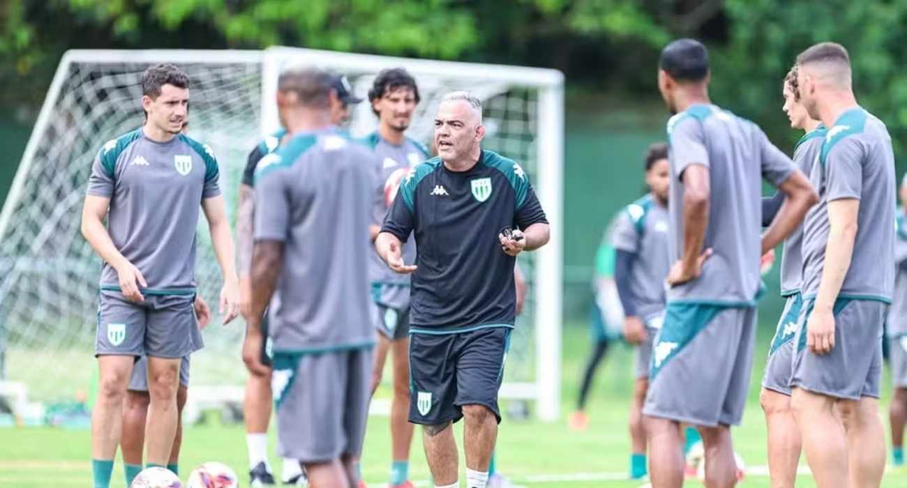 Jogadores do Boavista FC durante treino, preparando tática para jogo