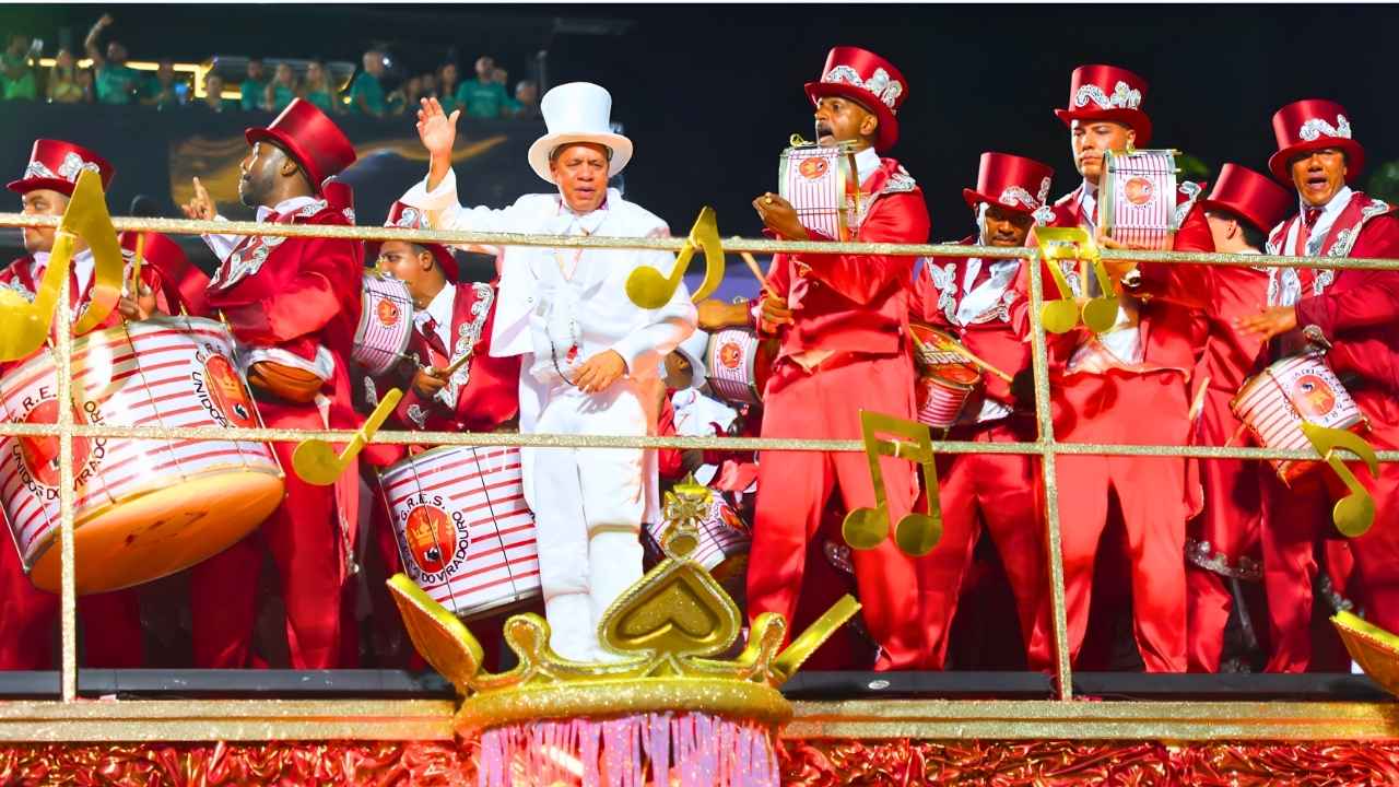 Diretor Marquinhos (de branco), grande amigo de Ciça no samba e, acima de tudo, na vida | Alexandre Macieira/Riotur