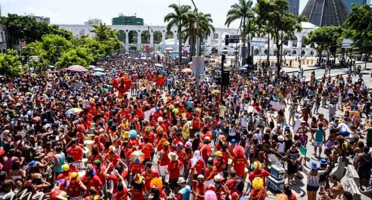 Bloco da Anitta reúne multidão no pós-Carnaval do Rio de Janeiro