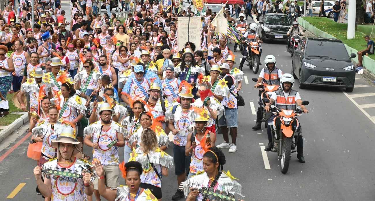 Foliões do Bloco Loucos pela Vida desfilam no Carnaval de Niterói em defesa da saúde mental