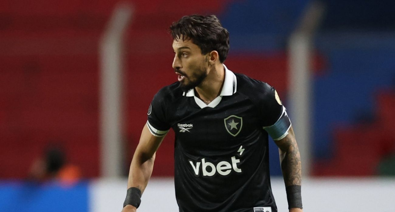 Alex Telles analisa atuação do Botafogo na altitude pela Libertadores Alex Telles analisa atuação do Botafogo na altitude pela Libertadores