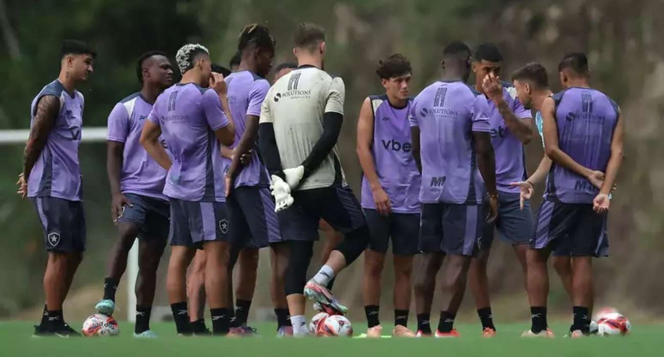 Jogadores de Botafogo e Boavista em disputa de bola no Estádio Nilton Santos