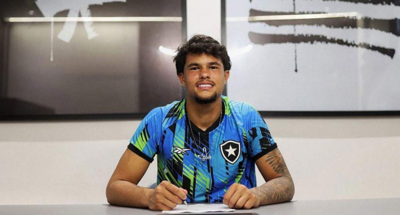 Bruno Samudio assina primeiro contrato profissional com o Botafogo