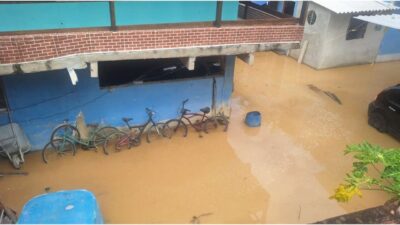 Casas em Piratininga ficam em situação de alagamento após serviço malfeito pela Águas de Niterói, gerando prejuízos a moradores | Enzo Carvalho/Folha do Leste