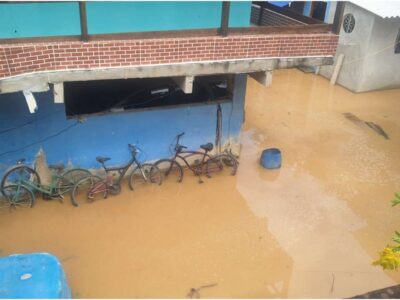 Casas em Piratininga ficam em situação de alagamento após serviço malfeito pela Águas de Niterói, gerando prejuízos a moradores | Enzo Carvalho/Folha do Leste