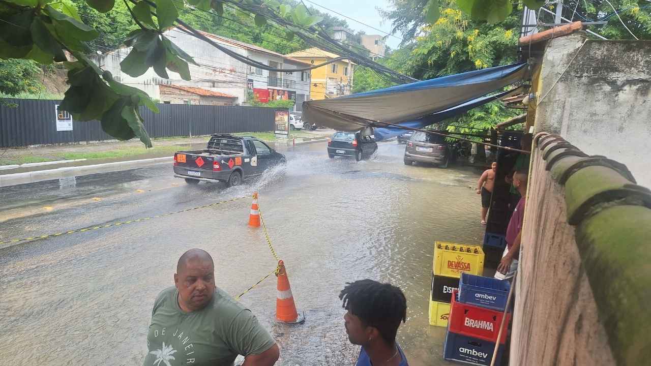 Roger de verde, acompanha o trabalho ao lado de outro vizinho | Enzo Carvalho/Folha do Leste
