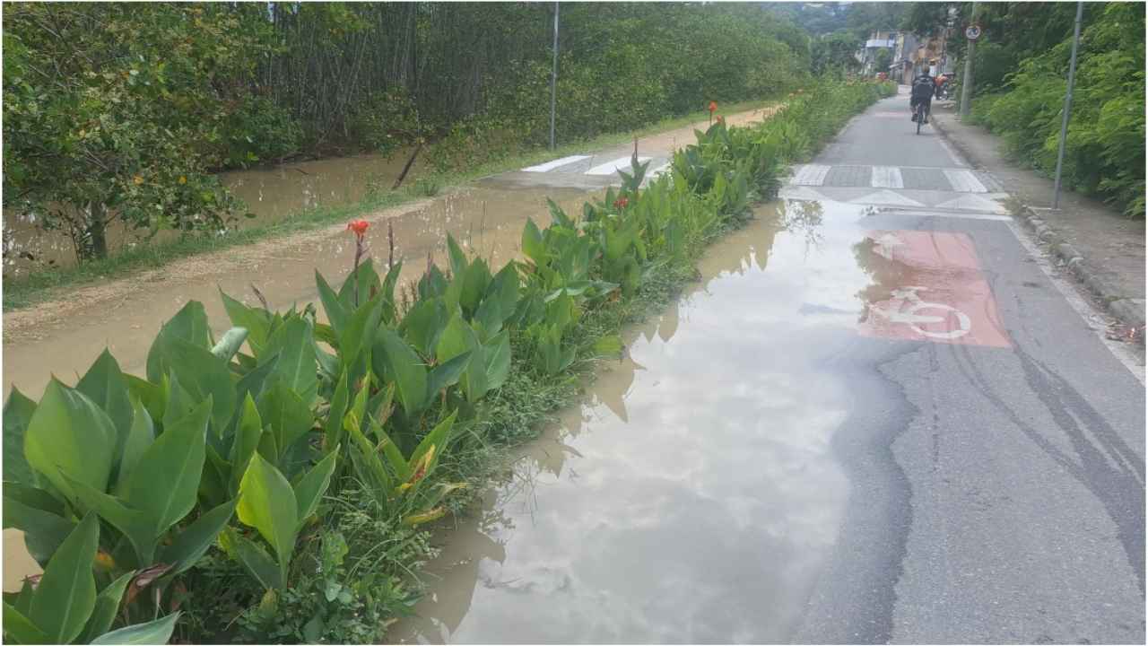 Vazamento chegou até a Ciclovia da Lagoa de Piratininga, nivel em que a maior parte dos imóveis está localizado | Enzo Carvalho/Folha do Leste