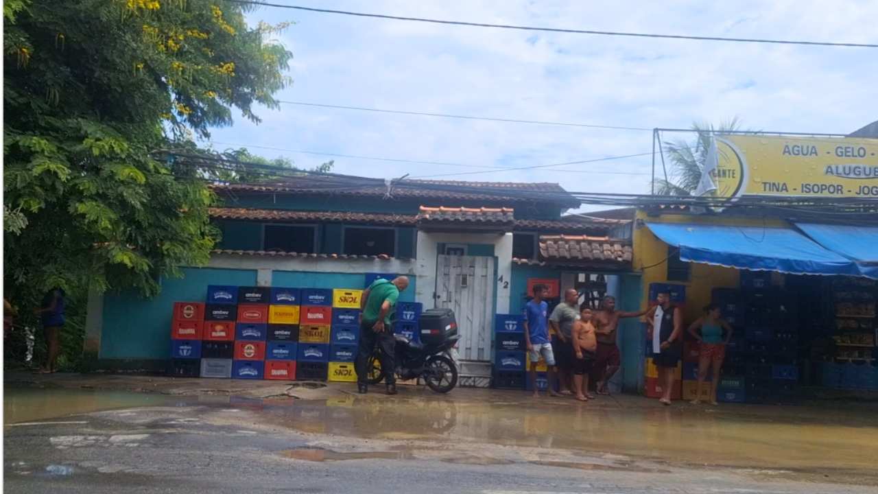 Casa fica ao lado de comércio, que somente não alagou por estar um pouco acima do nível da rua. Casas no nível da Lagoa de Piratininga sofreram prejuízos | André Freitas/Folha do Leste