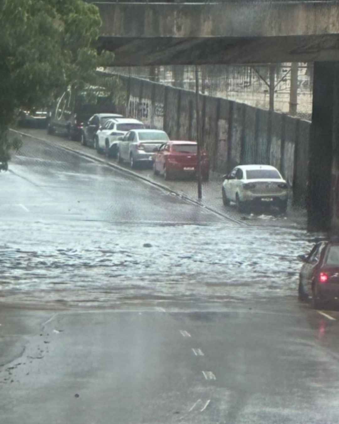 Chuva forte provoca alagamentos em ruas do Rio de Janeiro