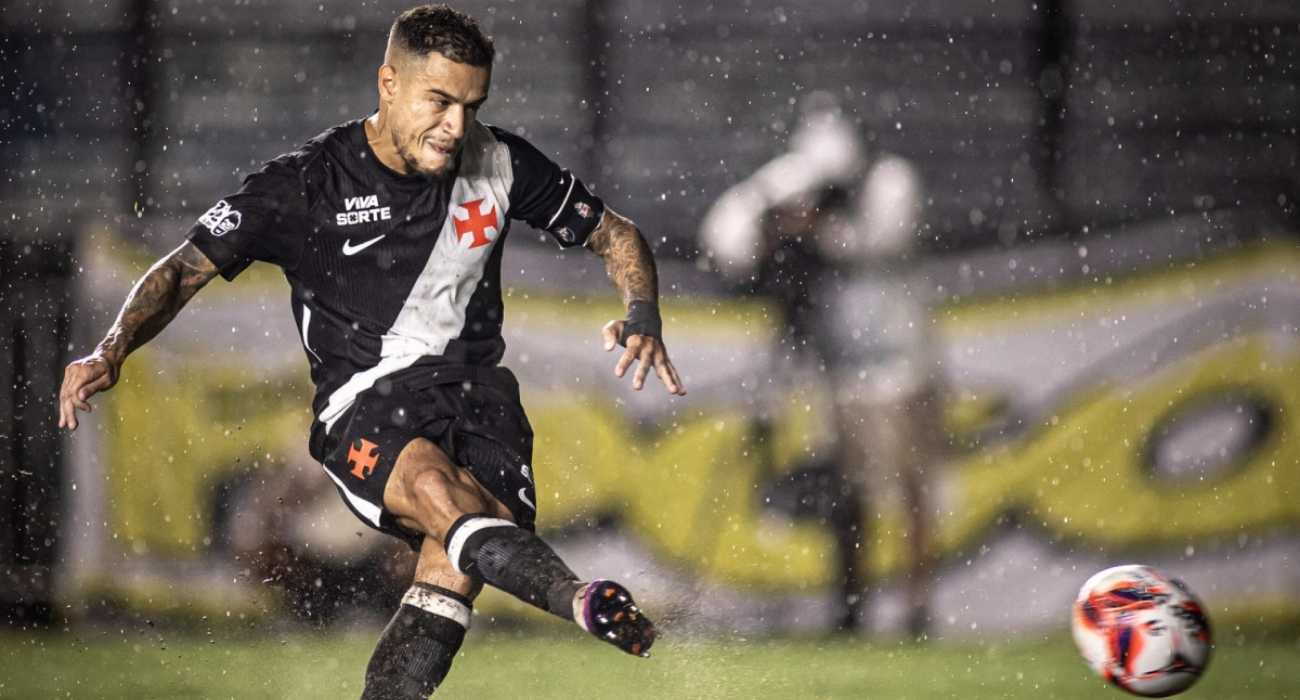 Philippe Coutinho comemora gol pelo Vasco em São Januário