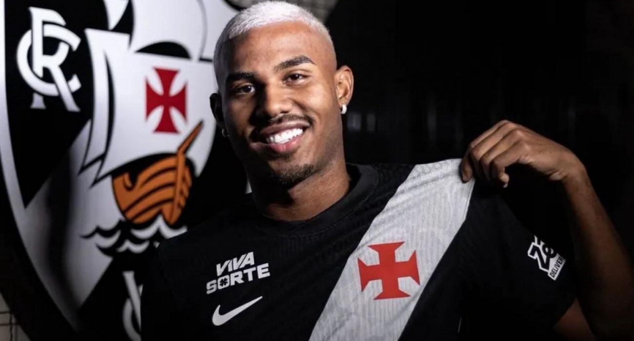 Cuiabano durante apresentação com a camisa do Vasco