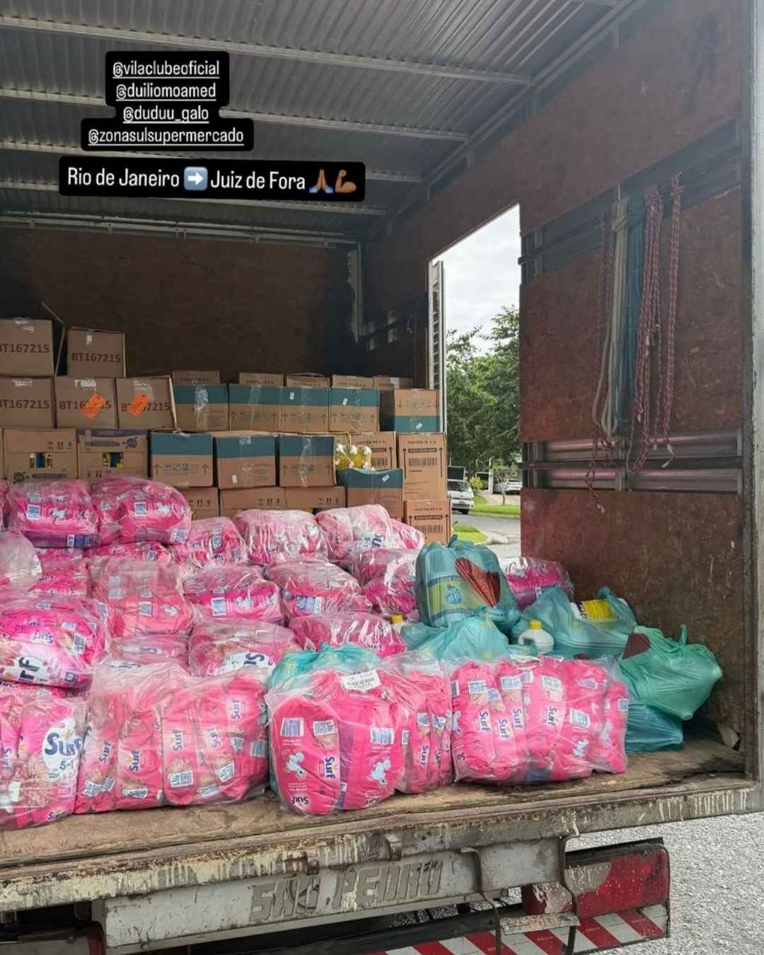 Caminhão carregado com doações enviadas para Juiz de Fora