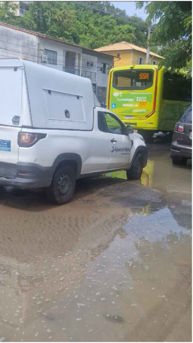 Carro da concessionária deixa mais do que evidente o remendo mal feito em outro episódio de vazamento poucos metros ao local do atual vazamento | Enzo Carvalho/Folha do Leste