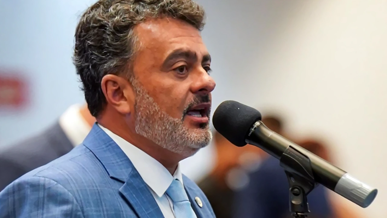 Após anunciar que deixaria liderança do PDT na Alerj, o deputado estadual Vitor Junior reconsiderou a decisão a partir de um pedido do prefeito de Niterói e líder político, Rodrigo Neves 