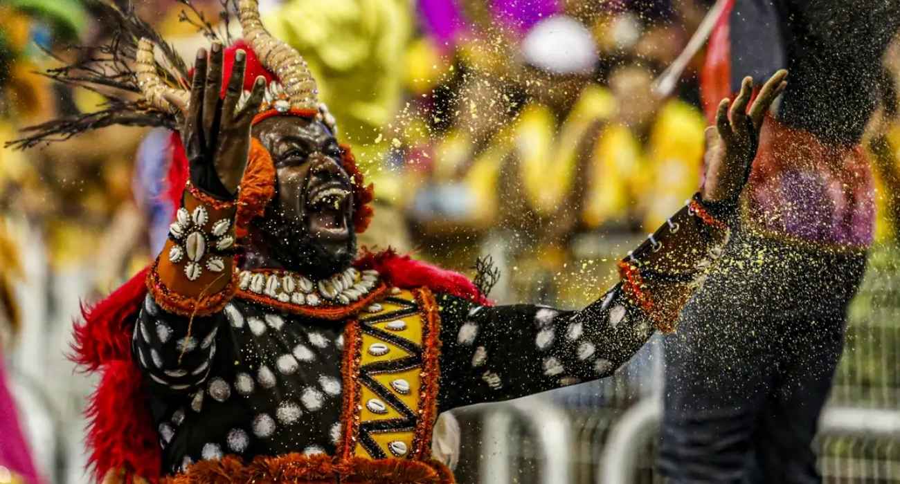 Desfile de escola de samba no Carnaval de São Paulo 2026