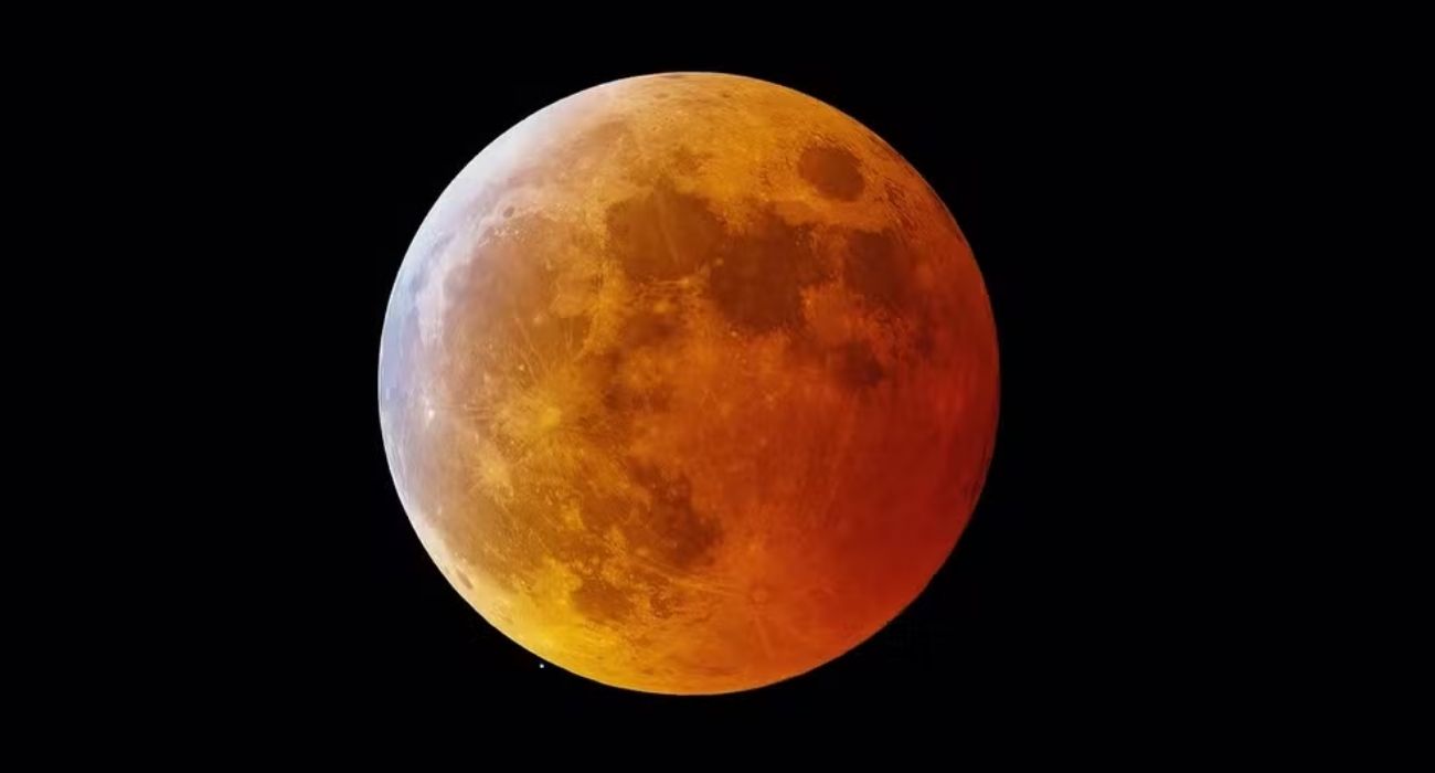 Eclipse lunar total com Lua de Sangue avermelhada no céu Eclipse lunar total com Lua de Sangue avermelhada no céu