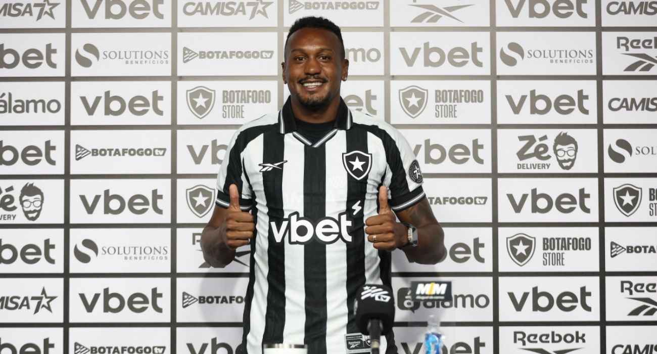 Edenílson durante apresentação oficial como reforço do Botafogo para 2026